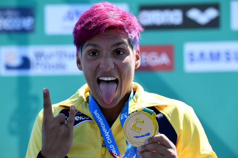 Ana Marcela Cunha com a medalha de ouro do Mundial de maratona aquática de 2017