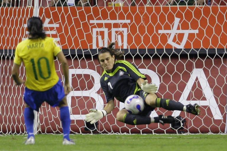 Marta cobra pênalti na final da Copa do Mundo de 2007, contra a Alemanha, perdida pelo Brasil por 2 a 0