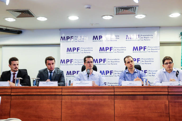 Procuradores Robson Pozzobon, Diogo Castor de Mattos, Deltan Dallagnol, Julio Motta Noronha e Felipe Camargo durante Coletiva de Imprensa na sede do Ministério Público no centro em Curitiba, nesta quarta-feira (19)