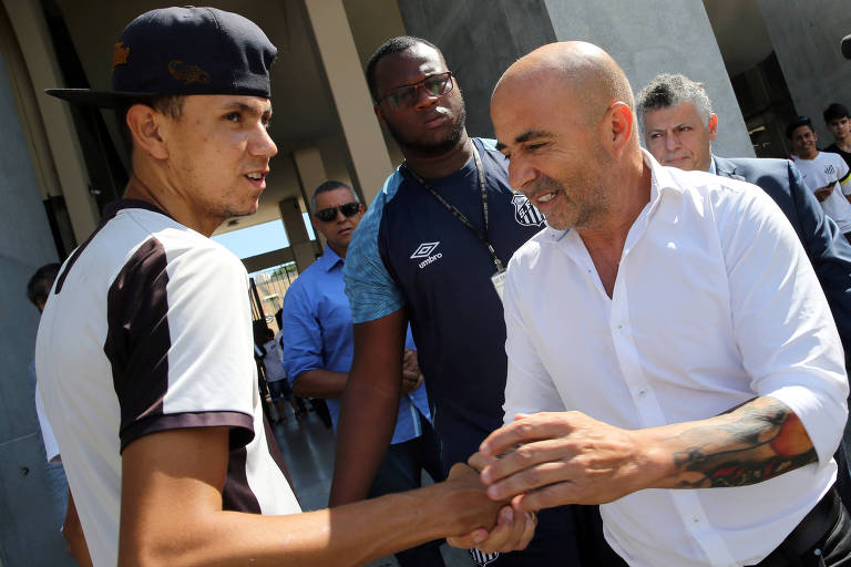 Jorge Sampaoli cumprimenta torcedor do Santos ao chegar para a apresentação como técnico da equipe