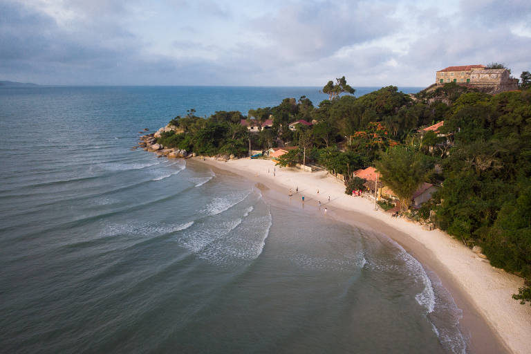 Praia do Forte, em Florianópolis, é uma das praias classificadas como boa; outras como Canasvieiras apresentaram problemas