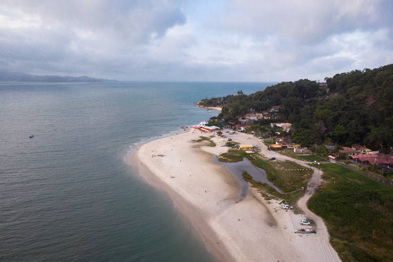 Praia do Forte, em Florianópolis, é uma das praias classificadas como boa; outras como Canasvieiras apresentaram problemas
