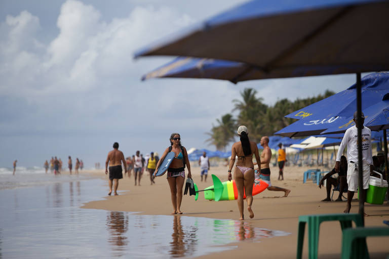 Trecho limpo na praia do Flamengo, em Salvador, contrasta com a praia da Boca do Rio, também na capital baiana