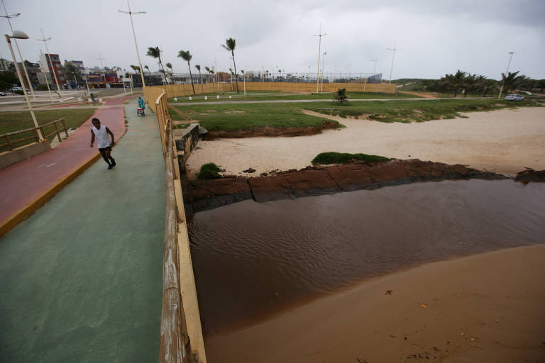  Trecho sujo praia da Boca do Rio, em Salvador, onde desemboca o rio das Pedras, um dos mais sujos da capital baiana; concentração de coliformes chega a 16 mil por 100 mil de água. 
