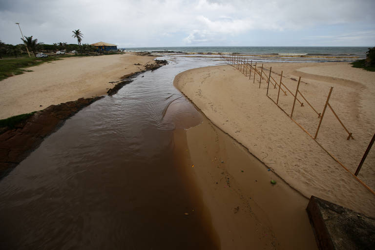 Trecho sujo praia da Boca do Rio, em Salvador, onde desemboca o rio das Pedras, um dos mais sujos da capital baiana; concentração de coliformes chega a 16 mil por 100 mil de água. 
