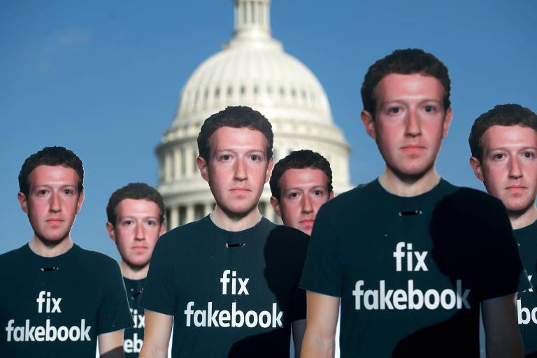 Mais de cem bonecos de papelão de Zuckerberg em protesto, no ano passado, em frente ao Capitólio; lema do executivo era 'consertar o Facebook'