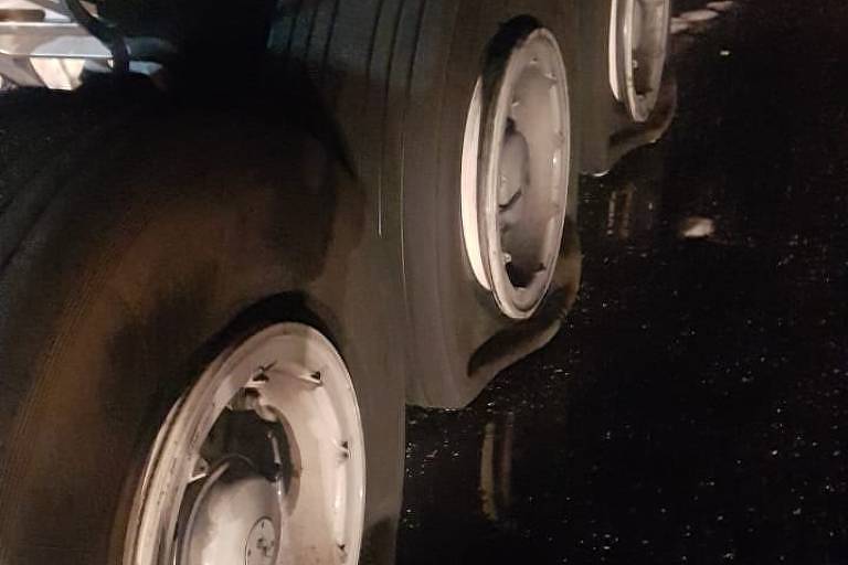 Pneus danificados de avião após pouso de emergência no aeroporto de Confins, em Minas