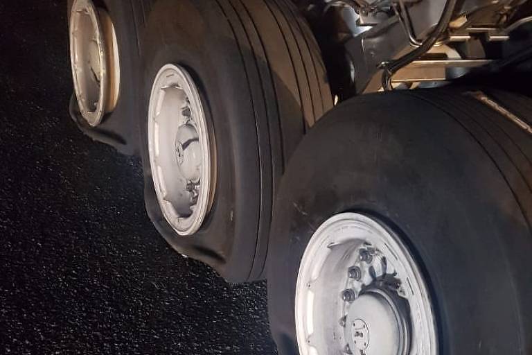 Pneus danificados de avião após pouso de emergência no aeroporto de Confins, em Minas