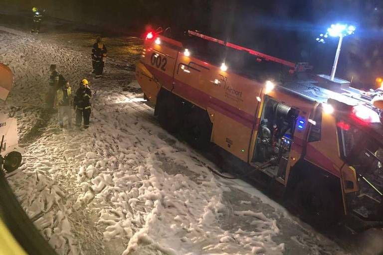 Bombeiros fazem resfriamento de aeronave que fez pouso de emergência no aeroporto de Confins, em Minas