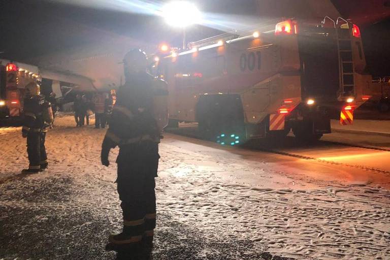 Bombeiros atuam no avião que fez pouso de emergência no aeroporto de Confins, em, Minas