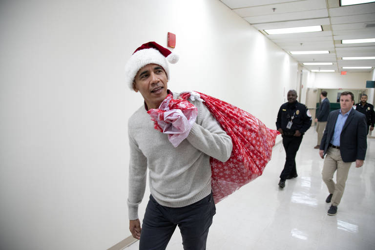 Barack Obama leva presentes em hospital