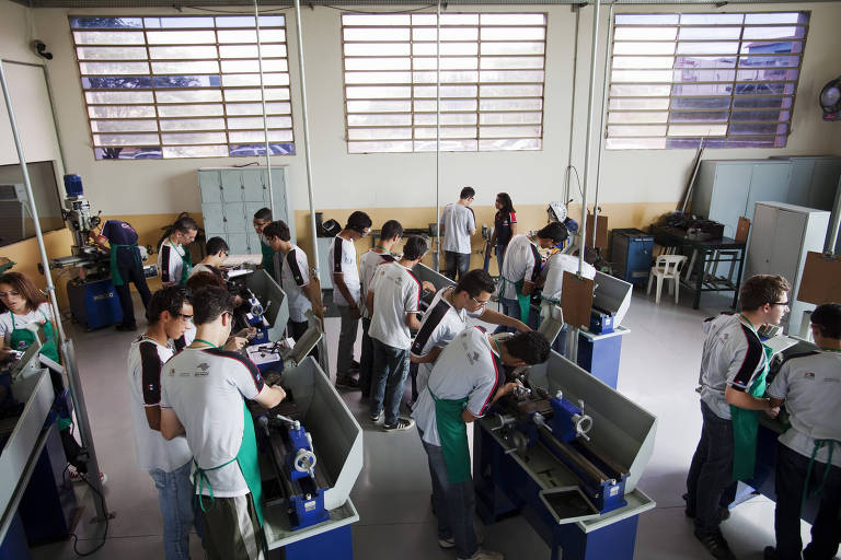 Alunos de curso técnico durante aula em laboratório de mecânica em Indaiatuba (SP)