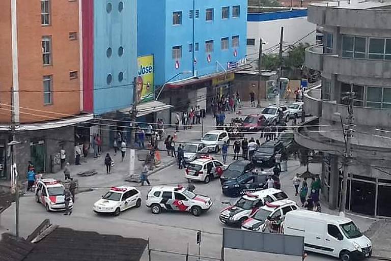Carros da PM cercam local onde servidor da prefeitura de Ribeirão Pires foi morto
