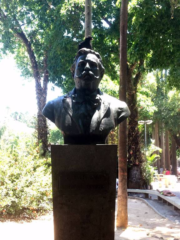 Busto do poeta Emilio de Menezes no largo do Machado, no Rio