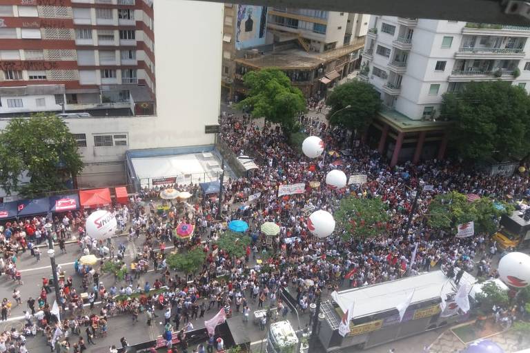 Manifestantes fecham viaduto em frente à Câmara Municipal de SP, contra reforma da previdência
