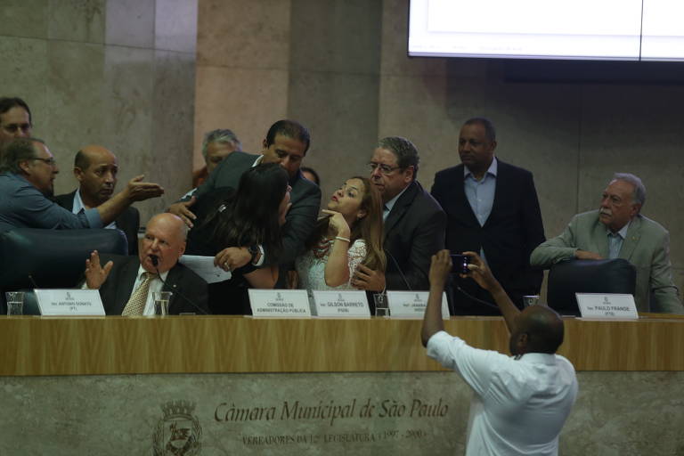 Votação da reforma da previdência tem discussão entre as vereadoras Samia (Psol) e Janaina Lima (Novo)