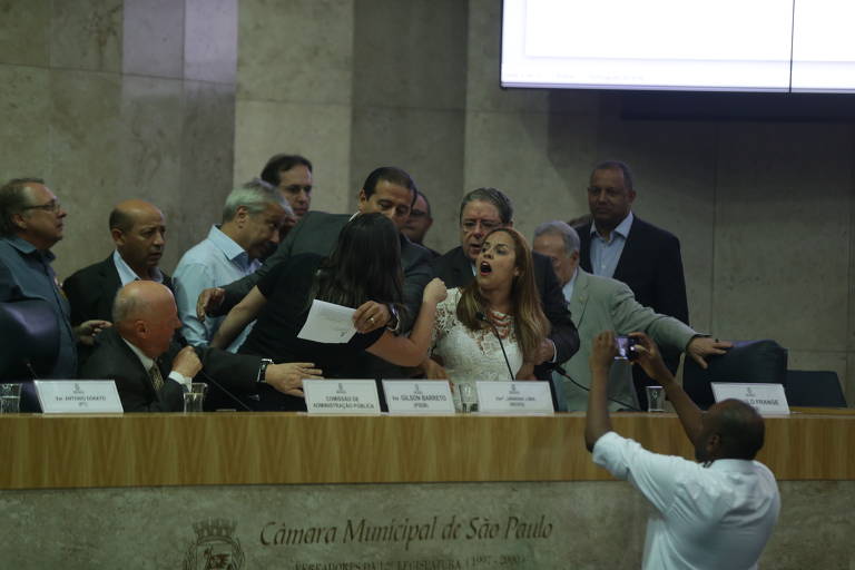 Vereadores discutem durante sessão para votar reforma da previdência em São Paulo