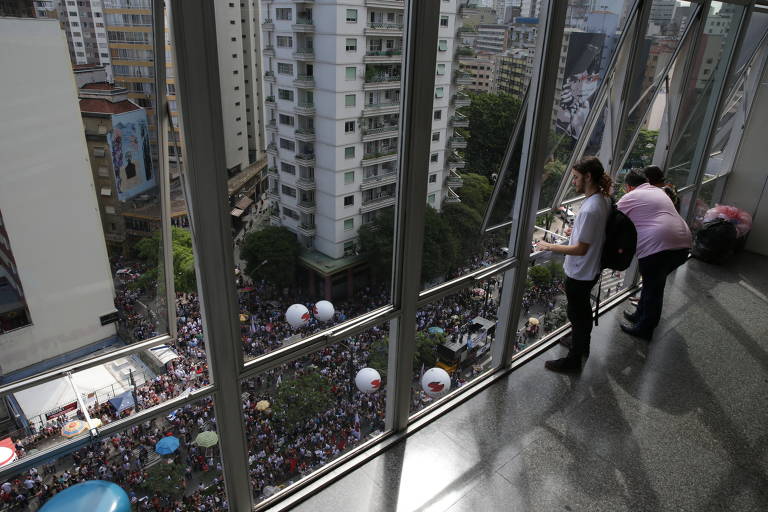 Em dia de votação de reforma da previdência, servidores municipais protestam em frente à Câmara