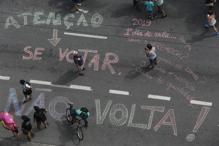 Manifestantes contra a reforma da previdência em São Paulo fazem ato em frente à câmara municipal
