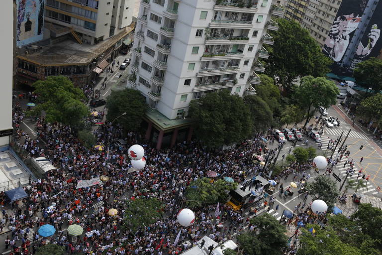 Manifestação de servidores de SP em frente à Câmara Municipal contra votação da reforma da previdência