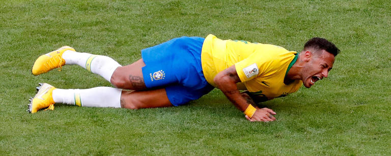 Brazil's Neymar lies on the pitch after sustaining an injury in the soccer World Cup match against Mexico at Samara Arena, Samara, Russia, July 2, 2018. REUTERS/David Gray  SEARCH "POY SPORTS" FOR THIS STORY. SEARCH "REUTERS POY" FOR ALL BEST OF 2018 PACKAGES. TPX IMAGES OF THE DAY. ORG XMIT: HFS-SPOY10