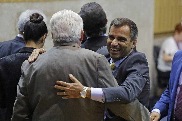 O vereador João Jorge (PSDB) comemora a aprovação, em primeira votação, do projeto de reforma da previdência municipal, no plenário da Câmara Municipal, já na madrugada de sábado (22)