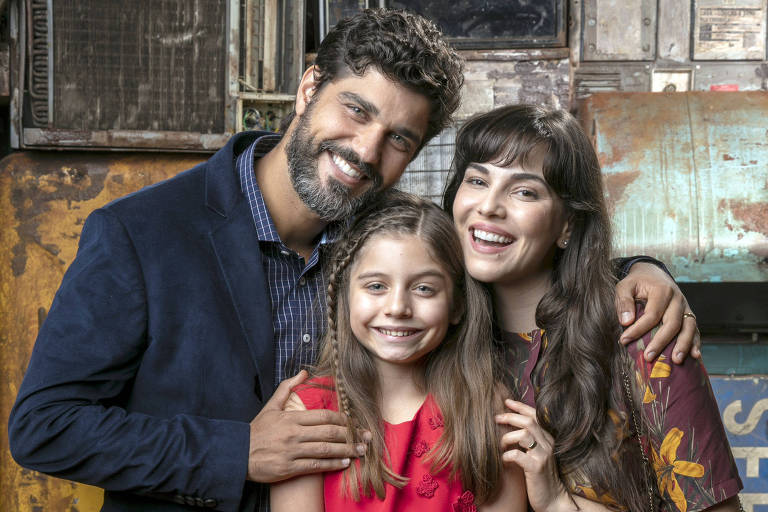 Bruno Cabrerizo, Tainá Müller e Melissa Nóbrega estão no elenco de "O Natal Perfeito" (Globo)