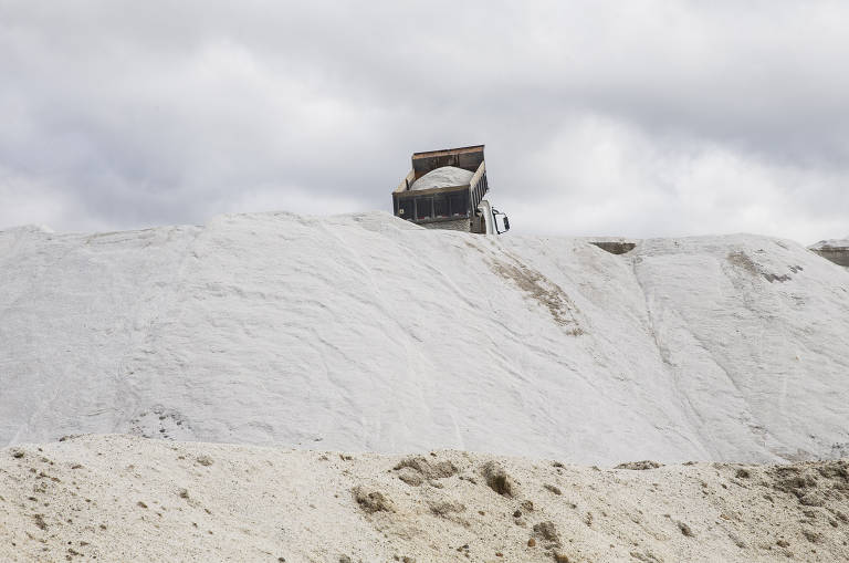 Produção de lítio no Vale do Jequitinhonha (MG). Caminhão deposita resíduo de mineração do lítio da empresa CBL, que faz poeira e é motivo de reclamação de moradores próximos ao local, na zona rural da cidade de Araçuaí (MG)