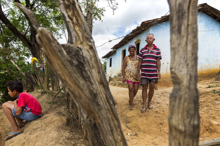O agricultor Valdeir Goncalves dos Santos, que se queixa de poluição do ar causada por rejeitos da produção de lítio