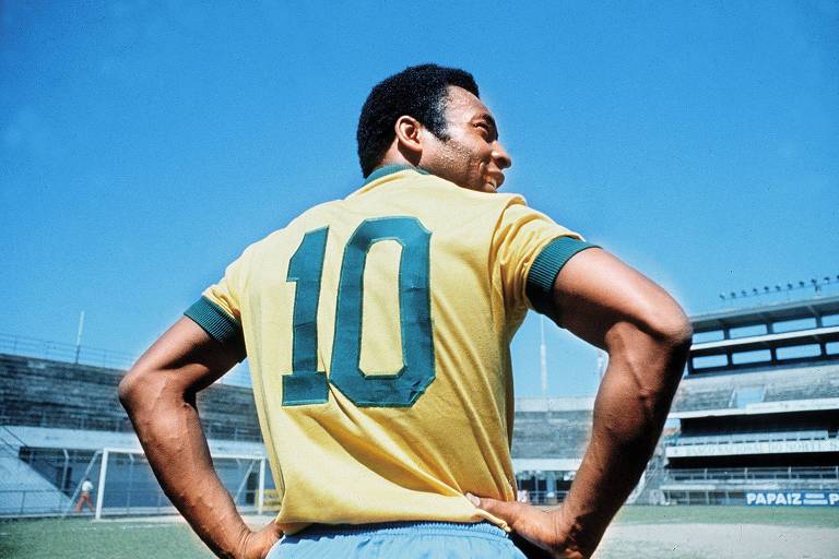 Edson Arantes do Nascimento, o Pelé, posa com a camisa da seleção brasileira à época da Copa do Mundo de 1970. 