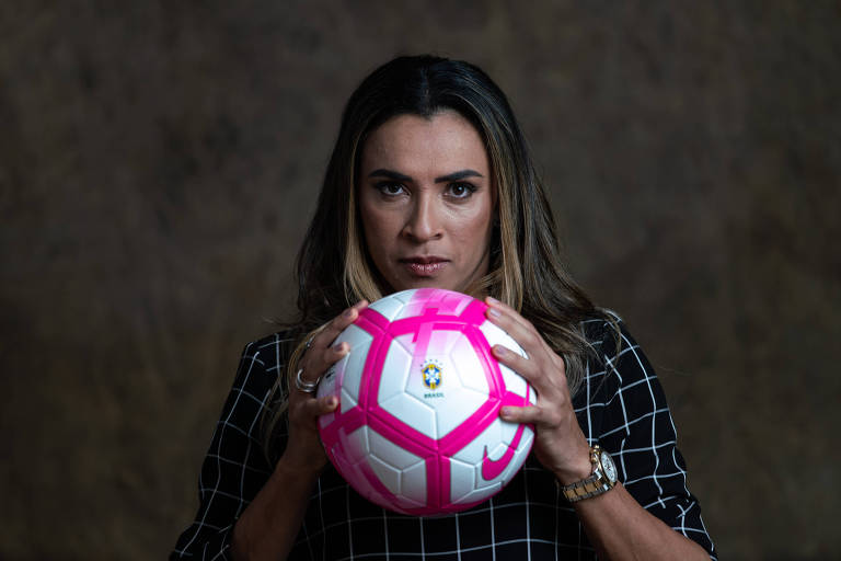 Marta posa para foto segurando uma bola após entrevista para a Folha em dezembro de 2018