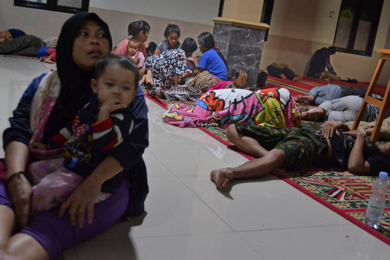 Tsunami deixa ao menos 280 mortos e mais de mil feridos na Indonésia