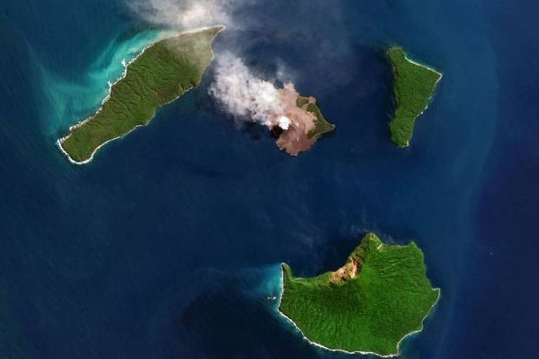 O vulcão Anak Krakatoa fica no meio do oceano, a noroeste da ilha de Java