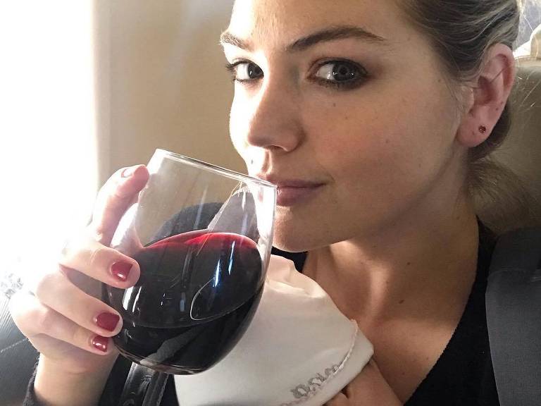 Kate Upton posta foto bebendo vinho durante amamentação 