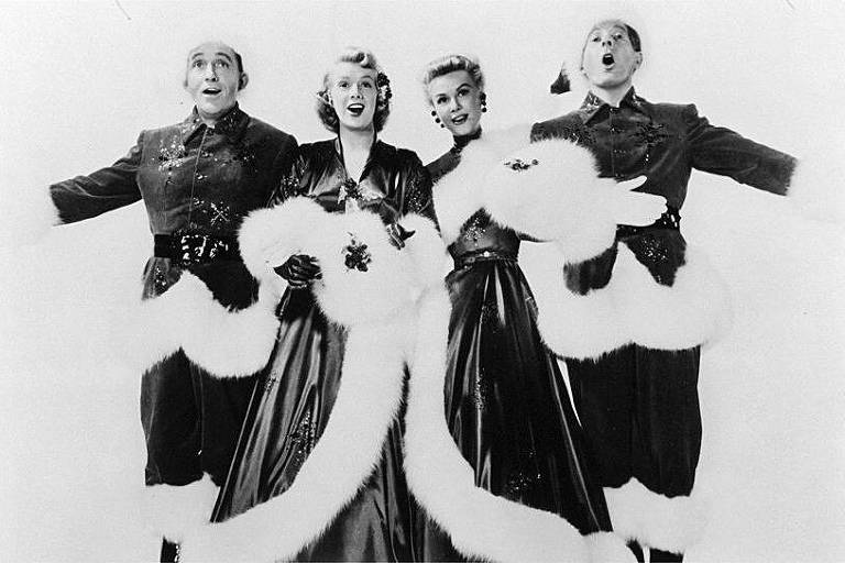Cena do musical "Natal Branco", com Bing Crosby (esq.)