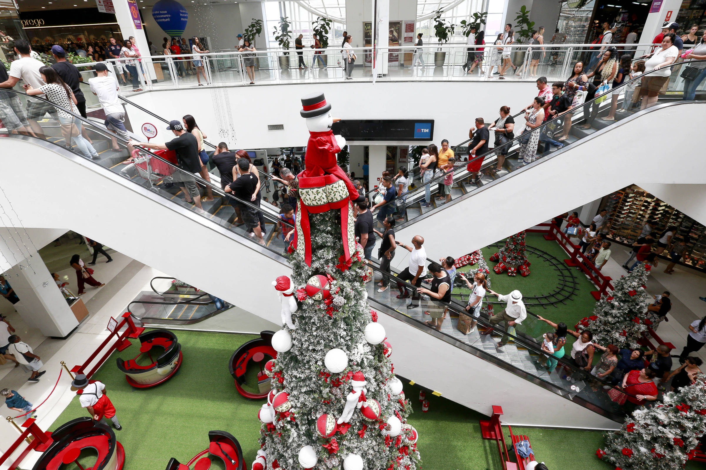Às vésperas do Natal, shopping enche para compras de última hora -  24/12/2018 - Mercado - Folha