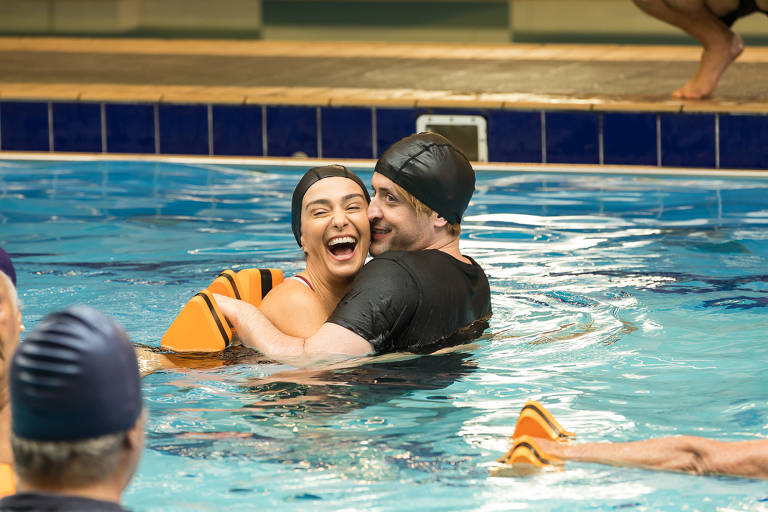 Mônica Martelli e Paulo Gustavo na piscina