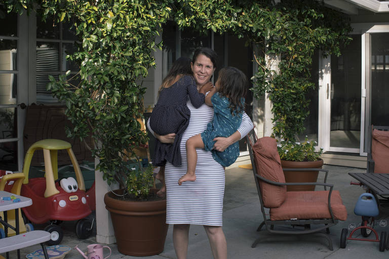 Kristin Stetcher com suas duas filhas, as quais não têm celulares e tablets como parte de suas rotinas