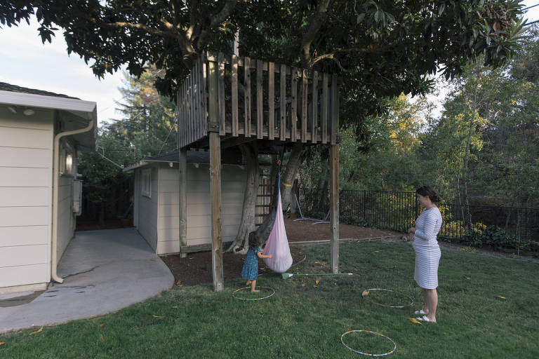 Kristin Stetcher com suas duas filhas, as quais não têm celulares e tablets como parte de suas rotinas