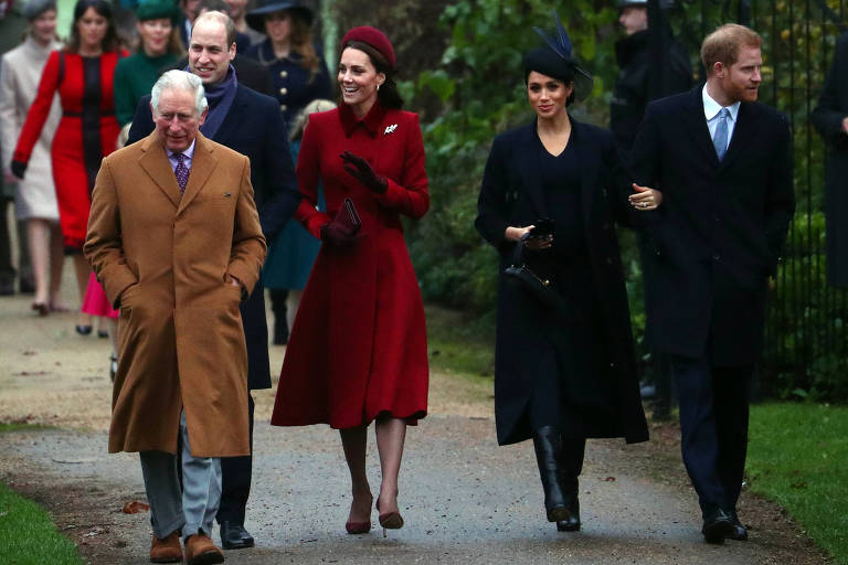 O príncipe Charles chega para a missa de Natal com William, Kate, Meghan e Harry