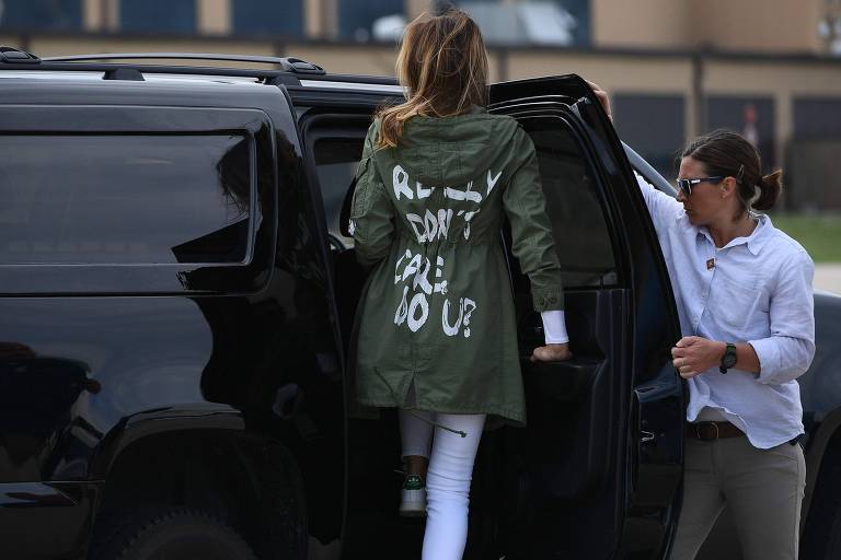A primeira-dama dos Estados Unidos, Melania Trump, na base aérea de Maryland, usando um casaco da Zara com a inscrição 