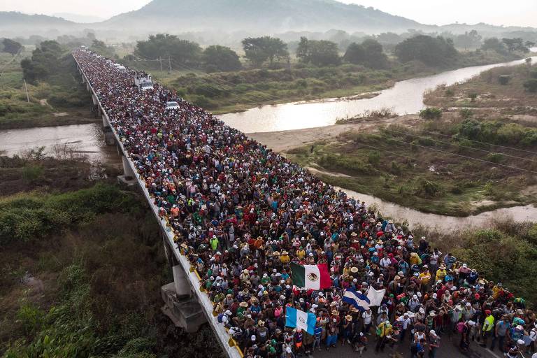 Vista aérea de ponte entre as cidades de Arriaga e San Pedro Tapanatepec, no México, lotada de imigrantes da América Central em caravana com destino aos Estados Unidos