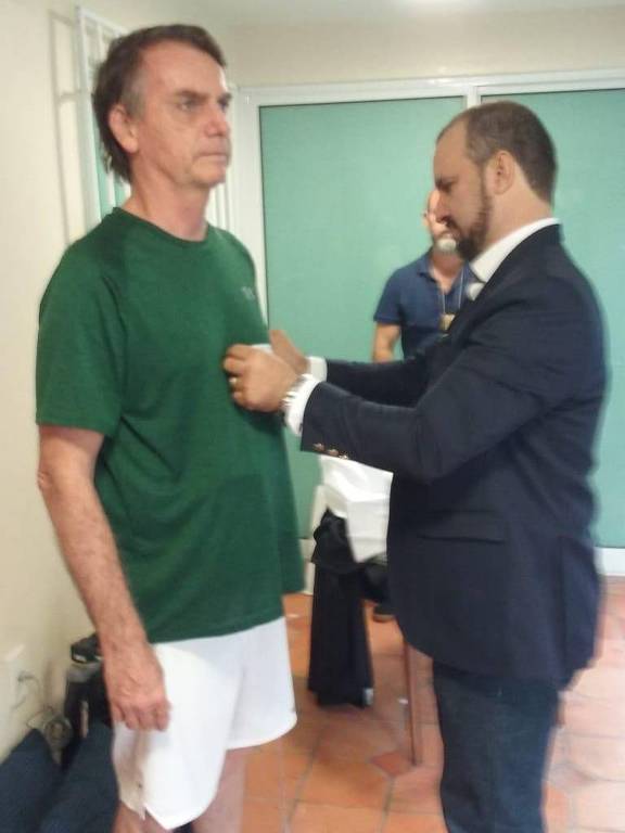 O alfaiate Santino Gonçalves tira as medidas de Jair Bolsonaro (PSL) para o terno da posse