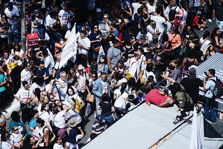 Manifestantes se reúnem em frente à Câmara para a reforma da previdência de SP