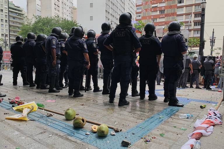 Guardas civis municipais em frente à Câmara durante a votação