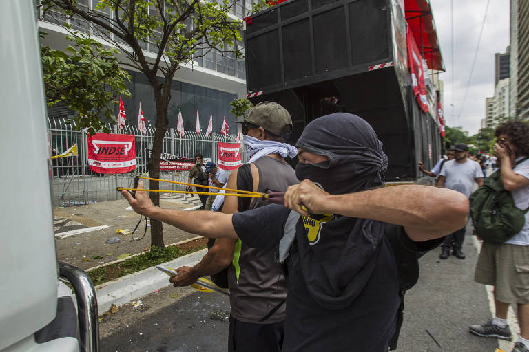 Tumulto entre manifestantes e guardas na reforma da previdência de SP