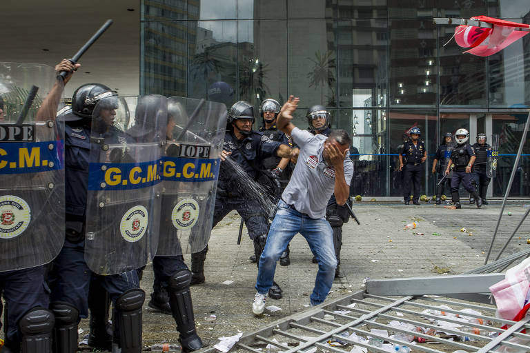 Tumulto entre manifestantes e guardas na reforma da previdência de SP