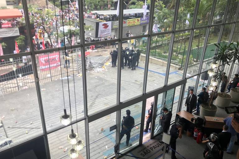 Vidro da Câmara quebrado em protesto