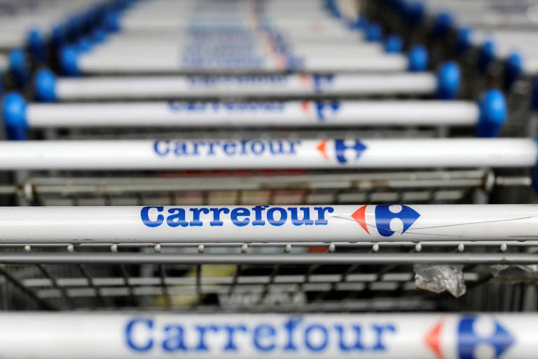 Carrinhos do Carrefour em loja da marca em São Paulo
