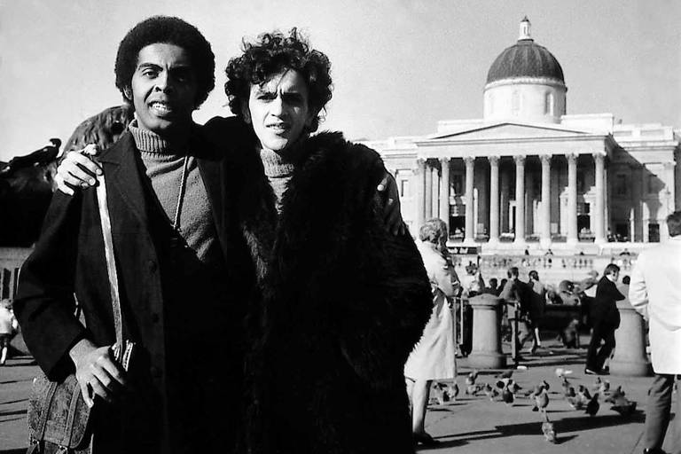 Gilberto Gil e Caetano Veloso em Roma durante o exílio na Europa, entre 1969 e 1972